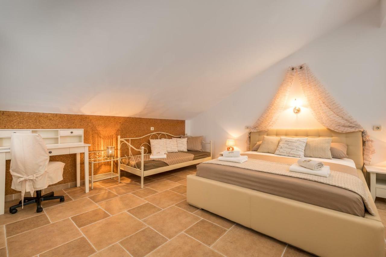 Holiday Home Harmony Žrnovnica Esterno foto