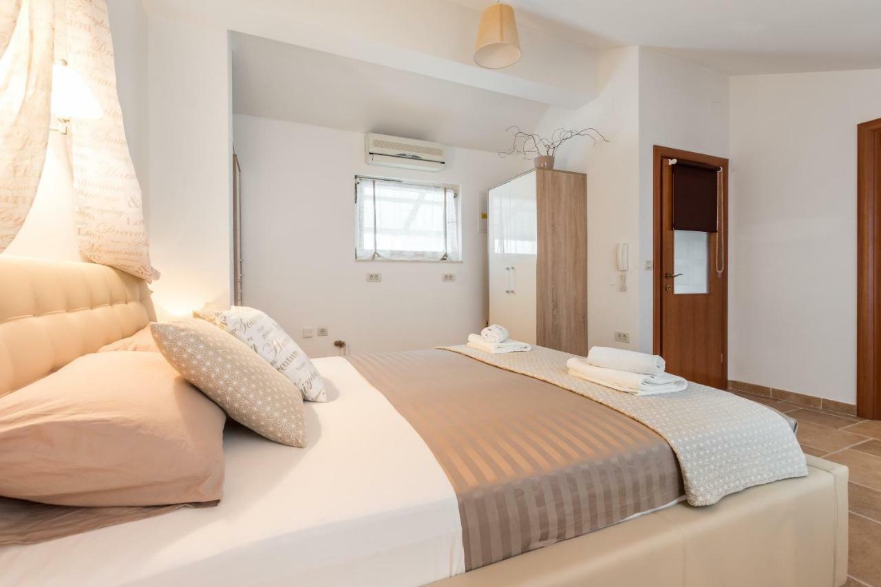 Holiday Home Harmony Žrnovnica Esterno foto